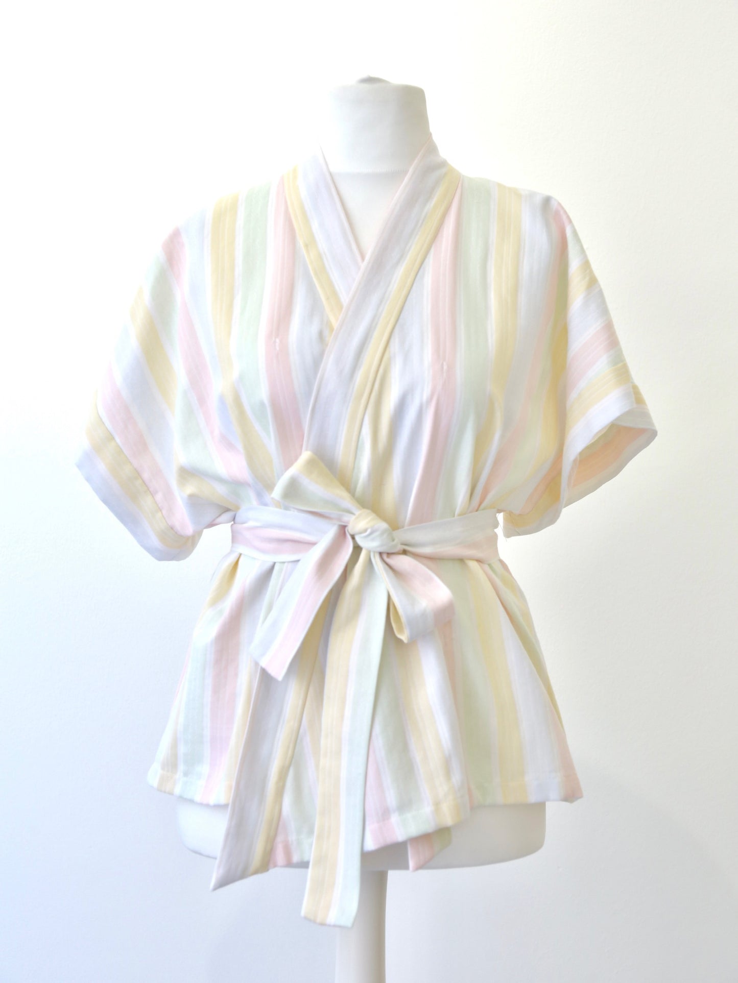 Kurzarm-Wickelbluse Mika – Pastel Stripes