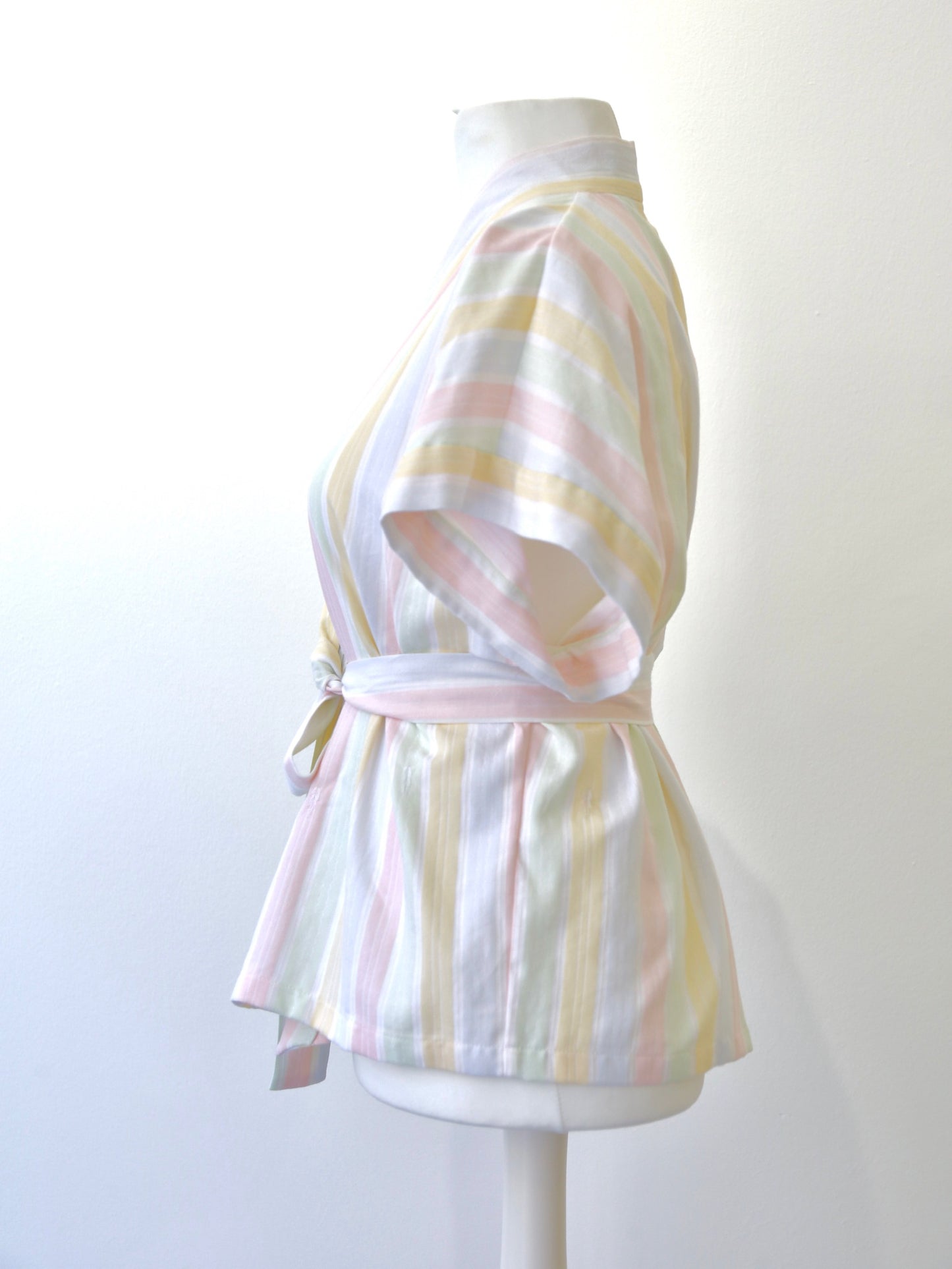 Kurzarm-Wickelbluse Mika – Pastel Stripes