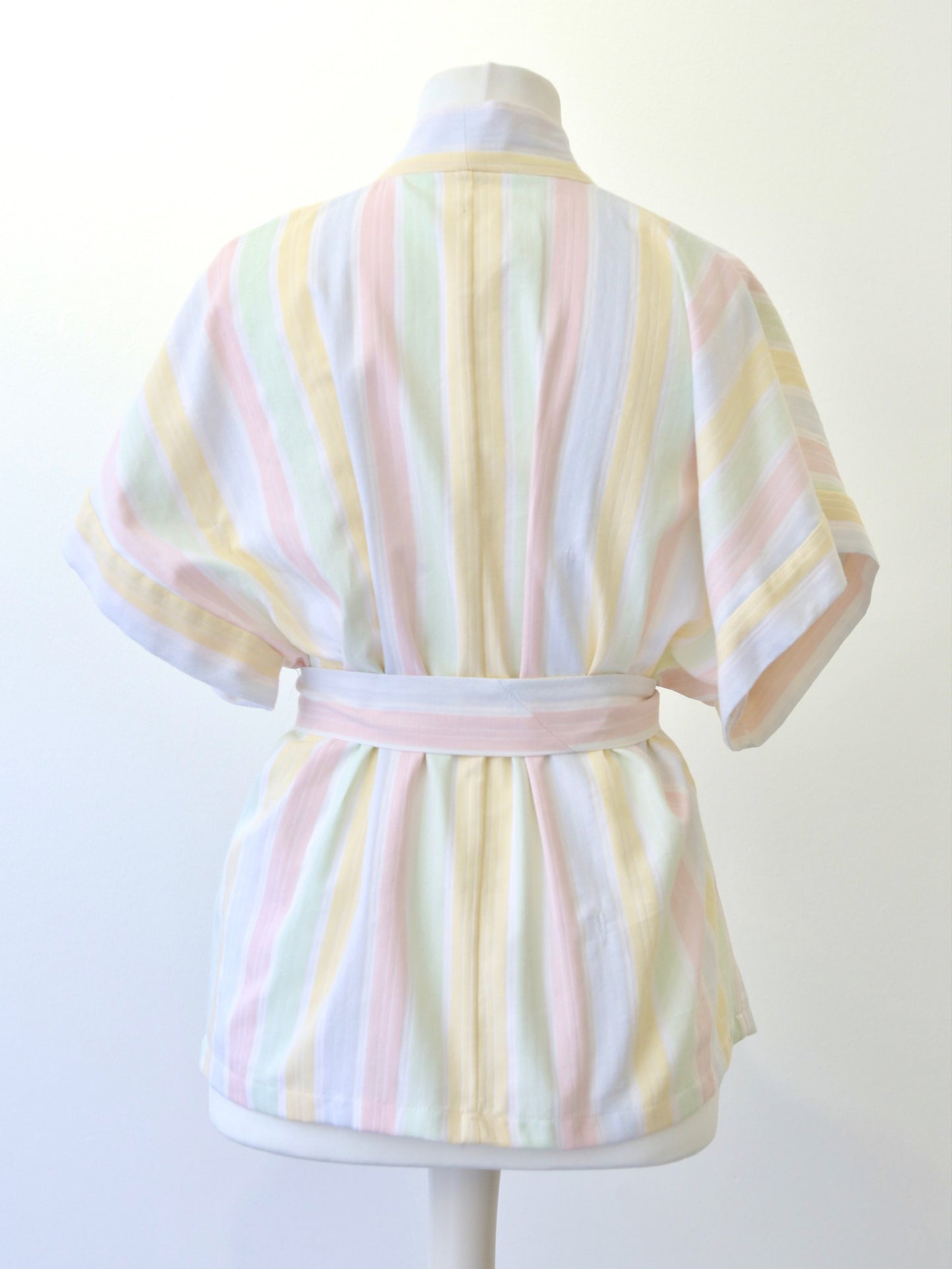 Kurzarm-Wickelbluse Mika – Pastel Stripes