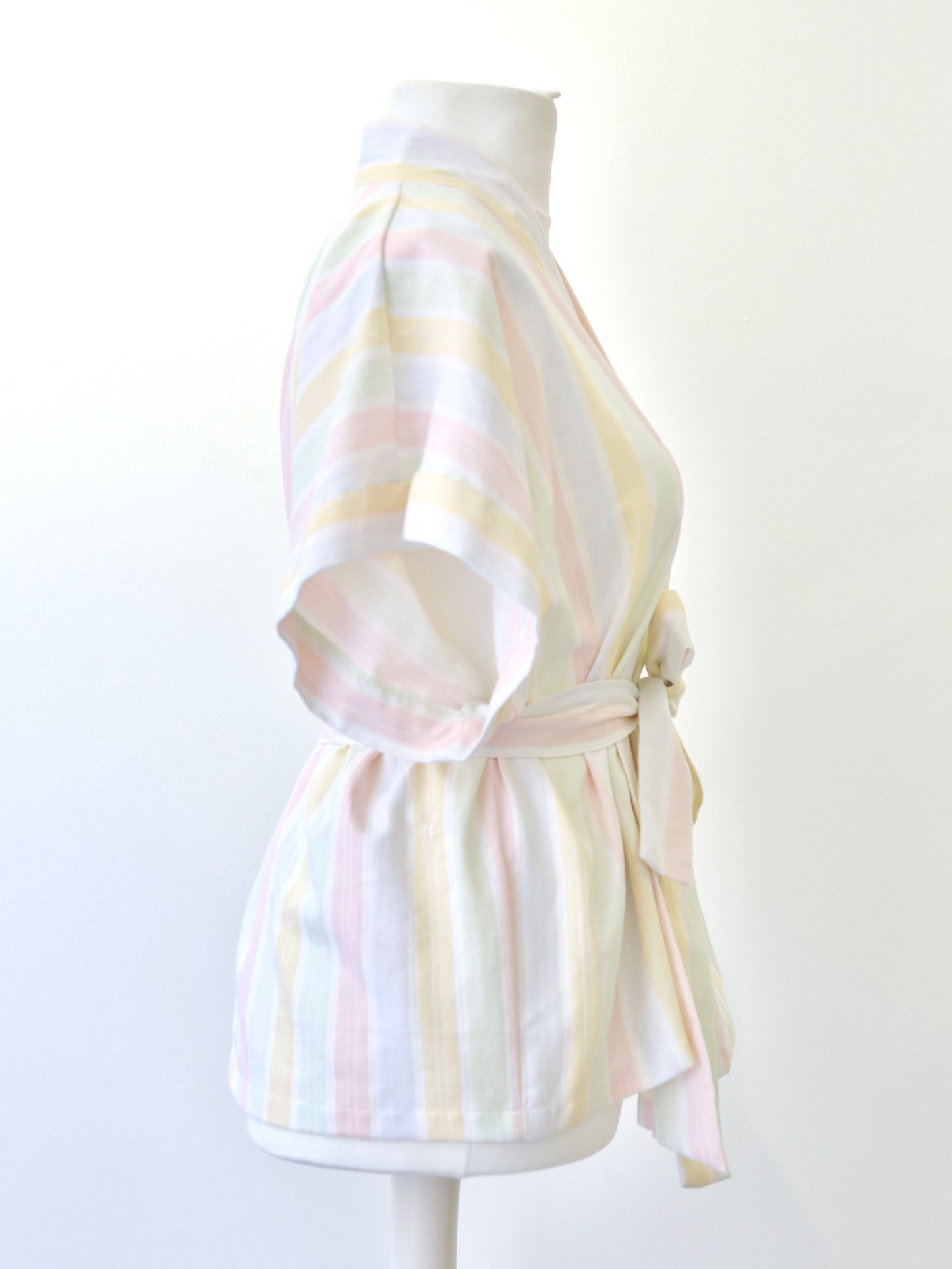 Kurzarm-Wickelbluse Mika – Pastel Stripes